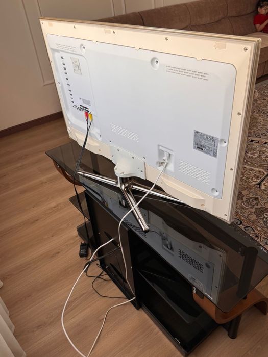 Телевизор с подставкой