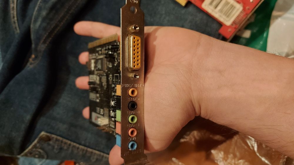 Placa video ATI Radeon + Placa sunet 5.1 Genius SBLGE6R043 SB LIVE PCI