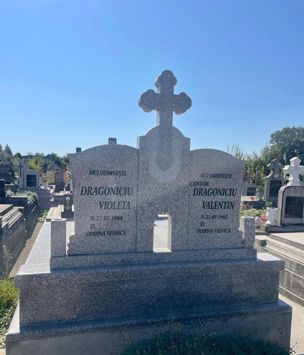 Monument funerar din marmură / granit – realizare la comandă