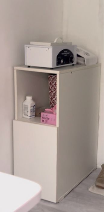 Маникюрный стол, стулья,комод