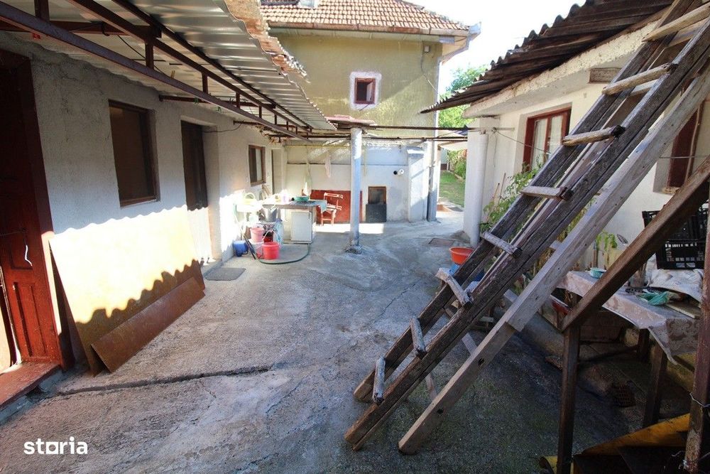Vând casă D+P în Peștișu Mare, la 4 km de Hunedoara, garaj, anexe...