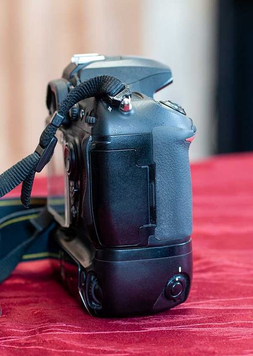 Nikon D200 с батарейным блоком