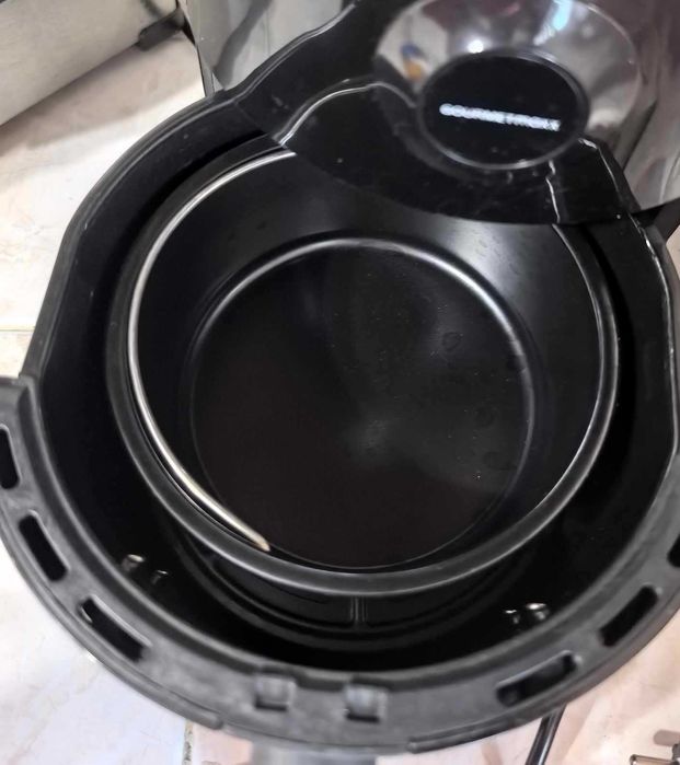 Еър фрайер е електрически уред, който работи като миниатюрна фурна