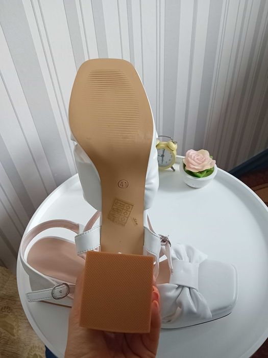 Сандали с дебел ток