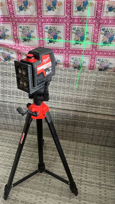 Laser milwaukee L4 CLL cu trepied TRP180
