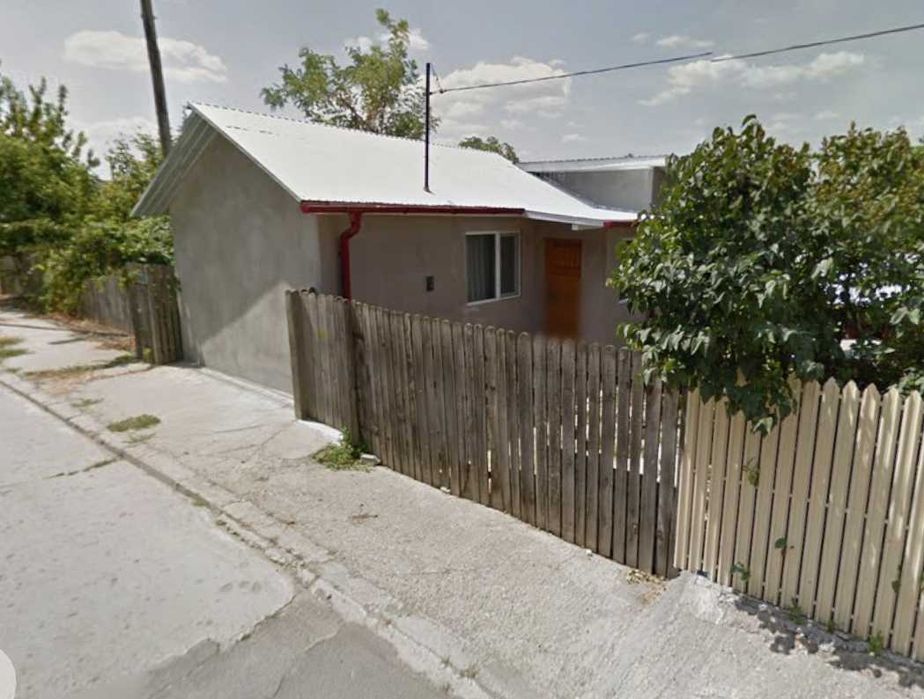 Inchiriez casa cu curte