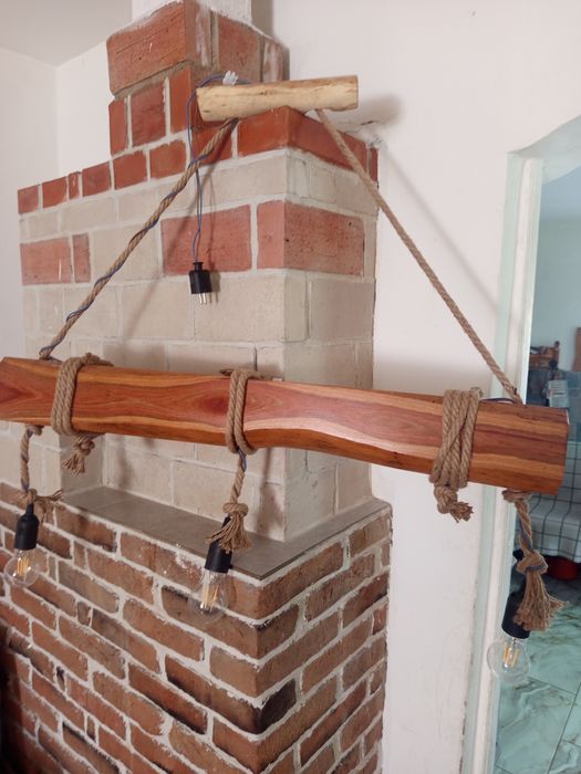 lustră rustică din lemn