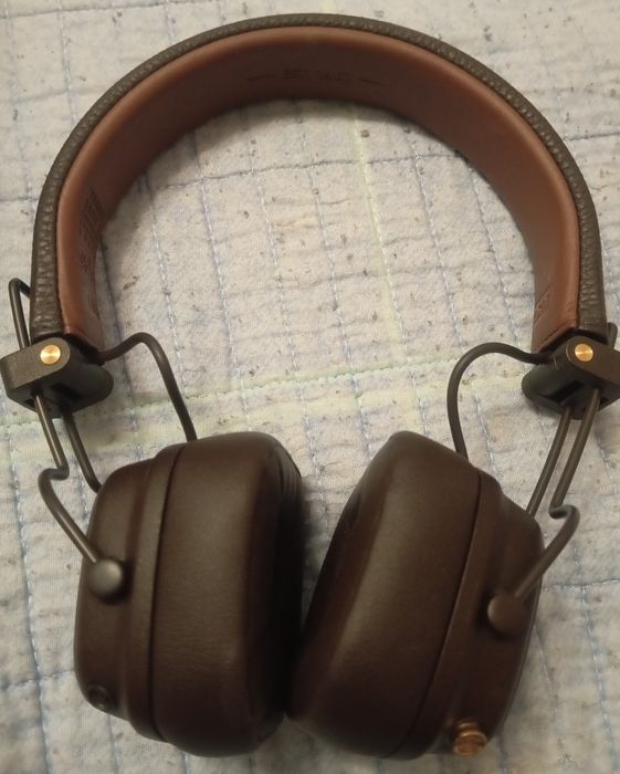 Наушники продаются.