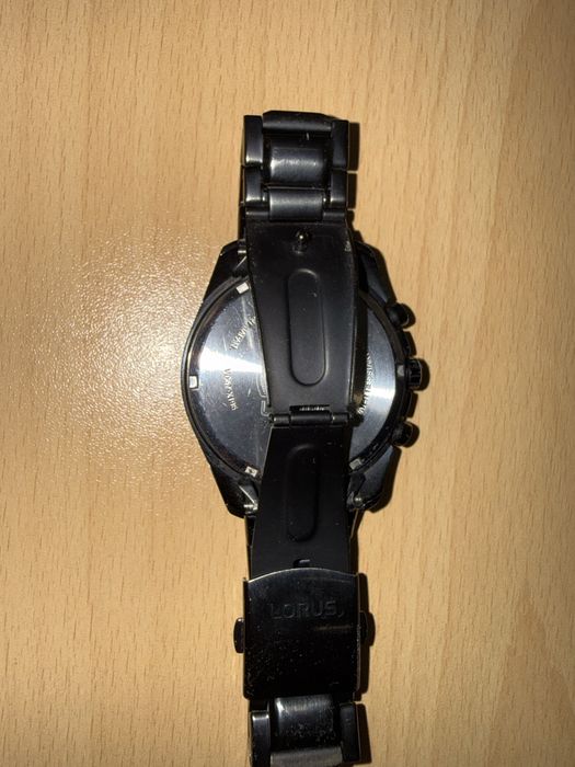 Часовник Lorus - Чисто черен със златни стрелки.