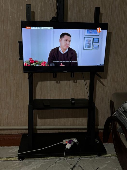 Продам телевизор с подставкой