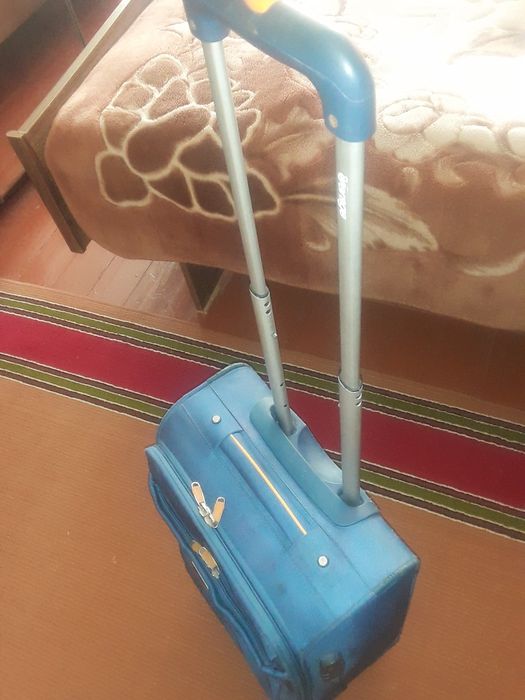 Продается чемодан на колесах