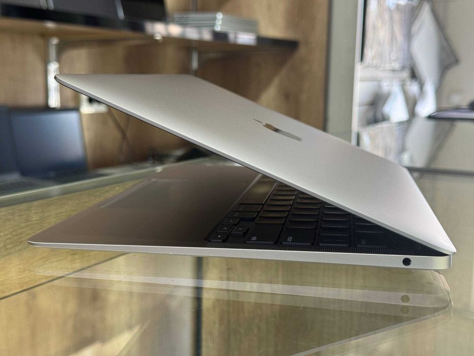 MacBook Air 13 2020 CORE i7 10 ram 16 ssd 256