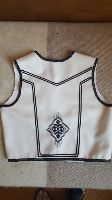 Фолклорни мъжки елеци