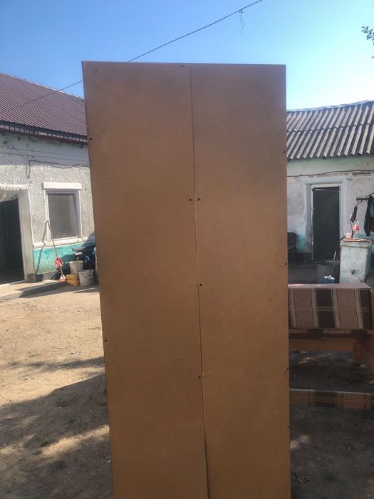 Mobila maro cu multe compartimente