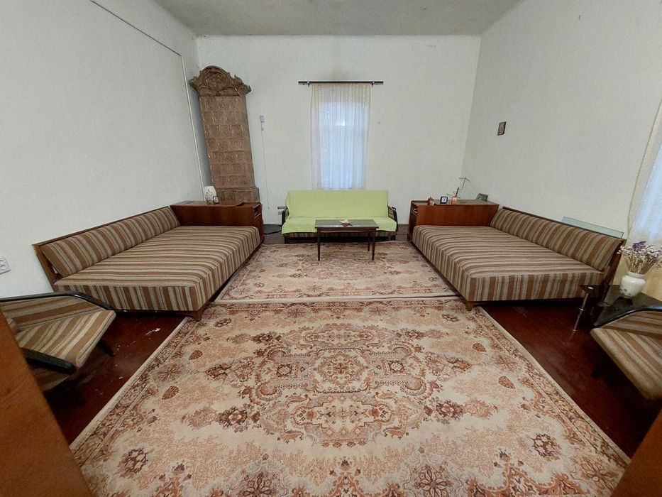 Garsoniera în casă veche cu curte comună