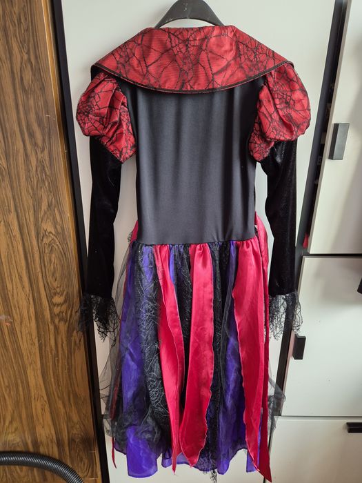 Костюм на вещица и костюм на ангел