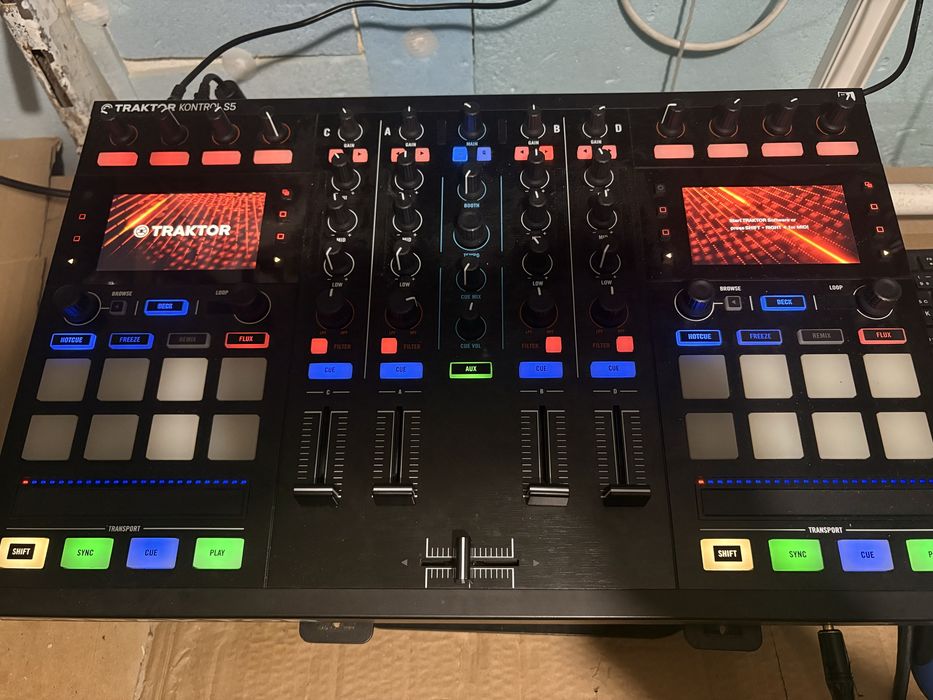 DJ Контролер  Native Instruments Traktor Kontrol S5 в перфектно състояние