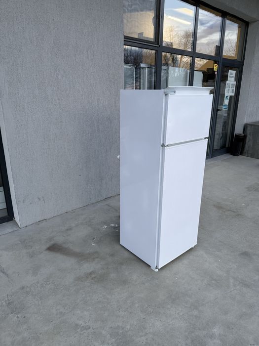 Хладилник с камера 144 см