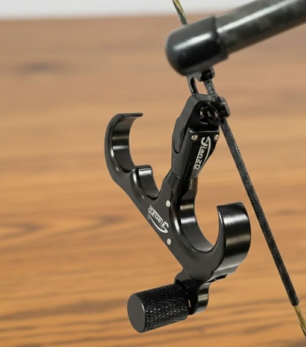 Declansator "thumb release" pentru arc compound