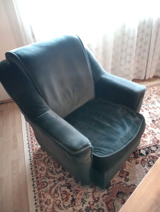 Mobila de sufragerie din lemn masiv si canapea cu 2 fotolii