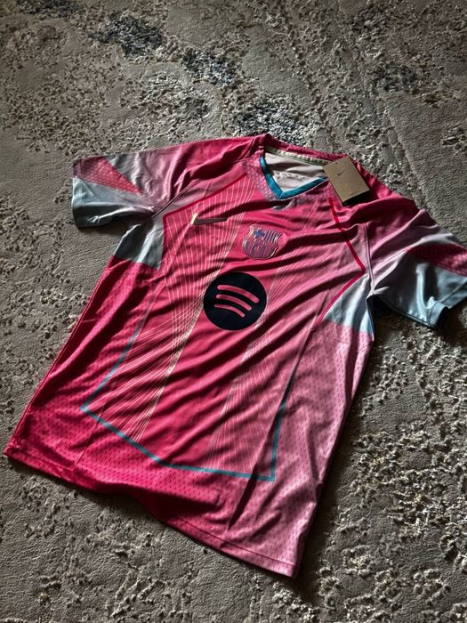 Розовая футболка Барселоны