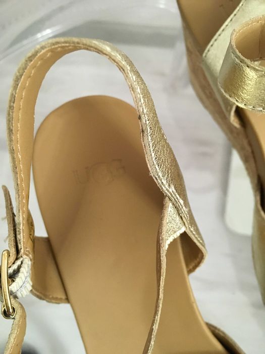 UGG сандали в златисто 39