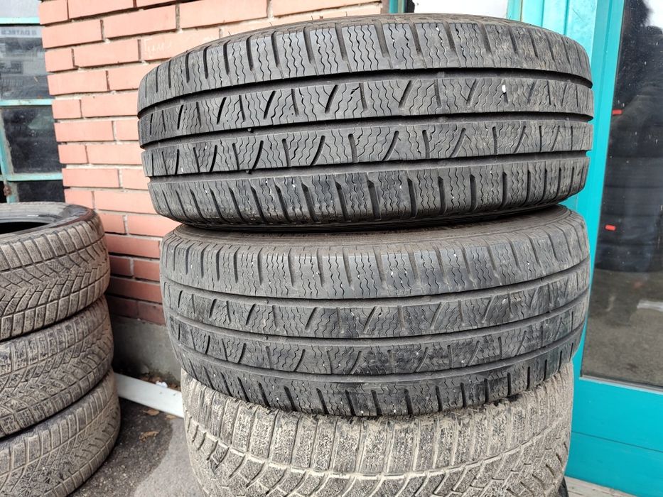 Продавам 2 зимни гуми 215/60/17 С бус Pirelli