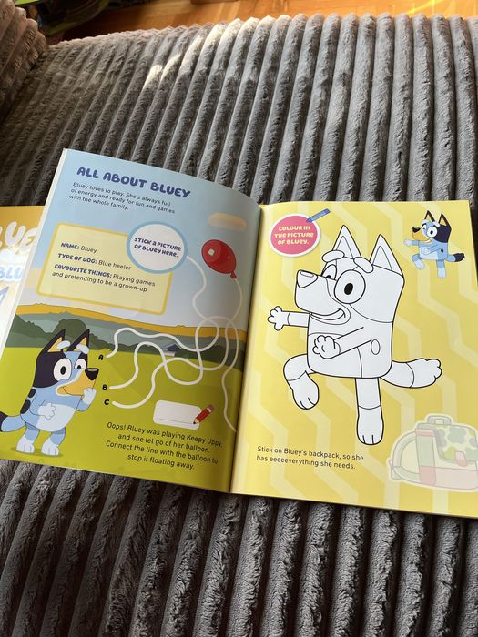 Чисто нова книжка с 50 стикера Bluey, Блуи, на английски език