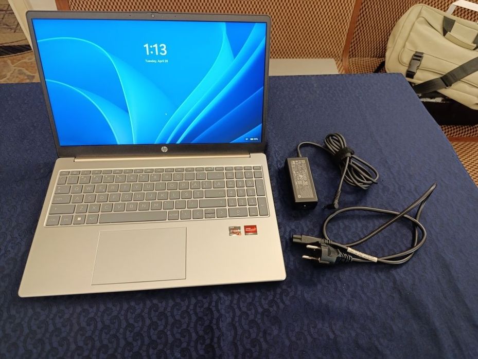 Vând laptop HP nou nefolosit cu Windows 11 pro 25H2 instalat cu licență,office pro plus cu licență,cu toate driverele instalate de Microsoft. Nu