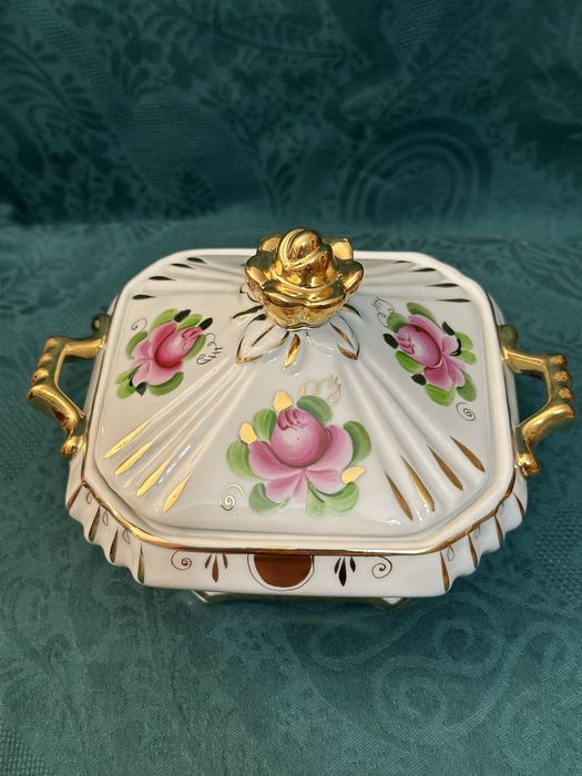 Порцеланов самовар и захарница Гжел