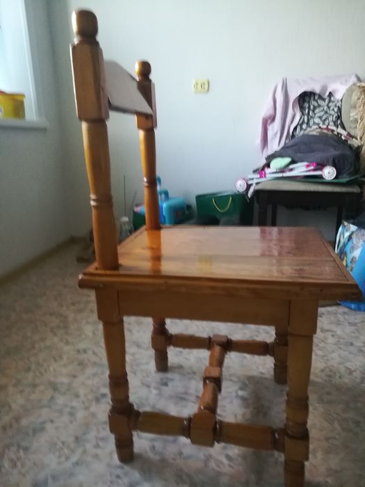 Продам два натуральных деревянных стула