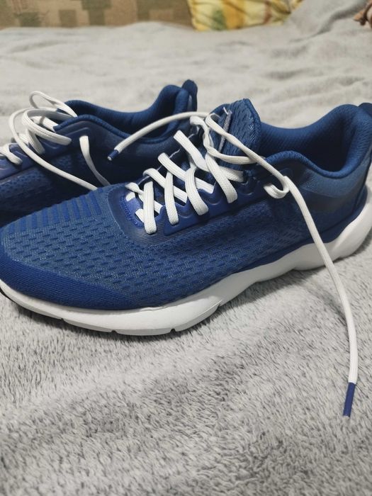 Vând pantofi sport bărbați