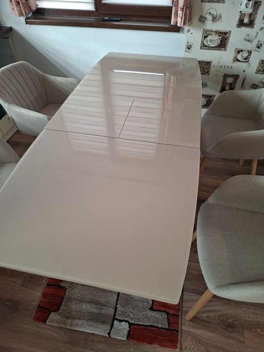 Vând masa de bucatarie  extensibila cu blat de sticla