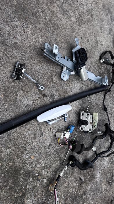 Piese accesorii Usa Dreapta fața Dacia Duster 2010-2017(macara/geam/broasca/instalatie elect/maner)