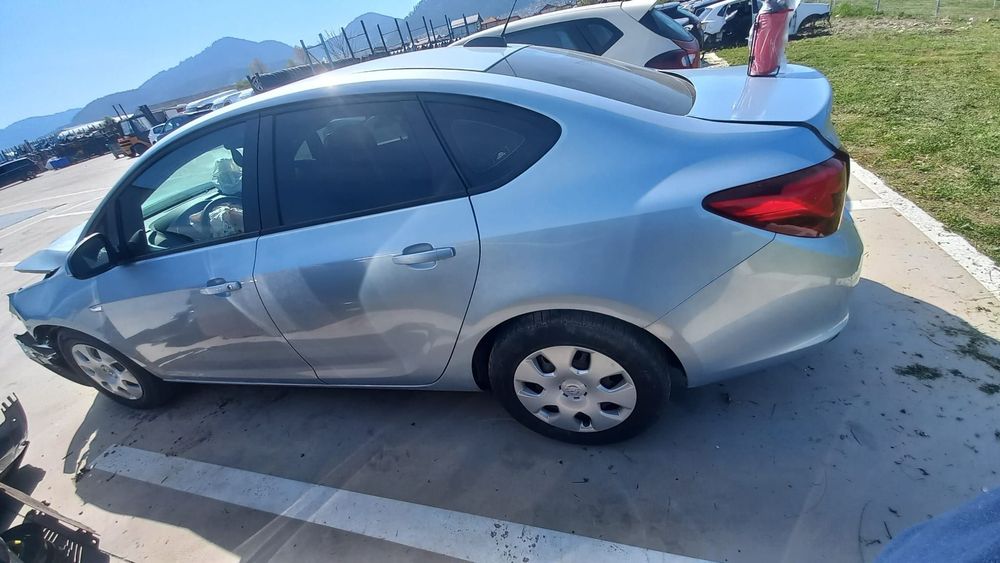 Dezmembram Opel Astra J limuzina 1.4 Turbo B14NET