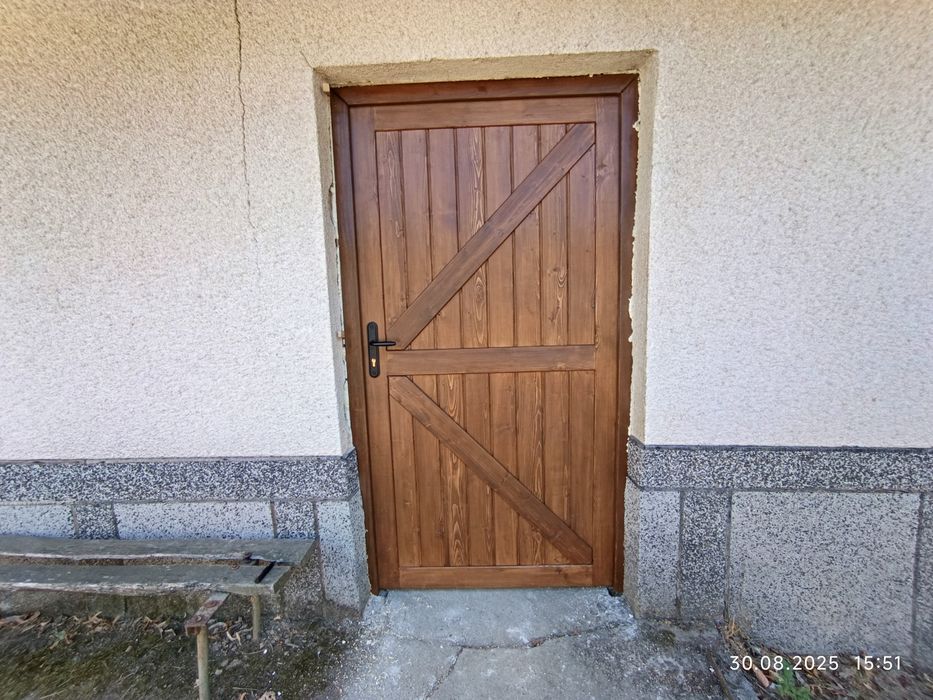 Изработка на дървени порти и гаражни врати