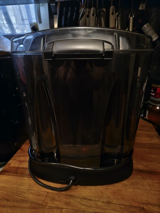 Продавам кафе машина Delonghi EC 410.B