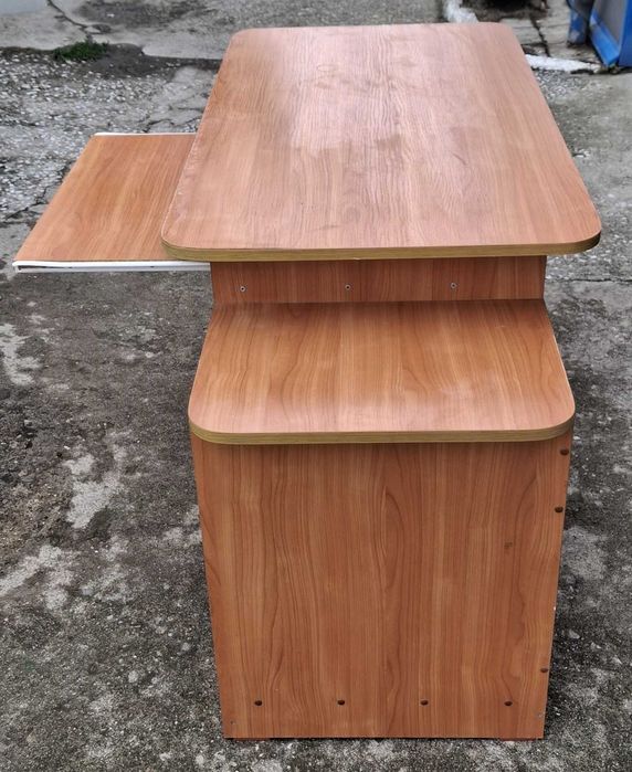 Бюро за компютър и ъглово бюро