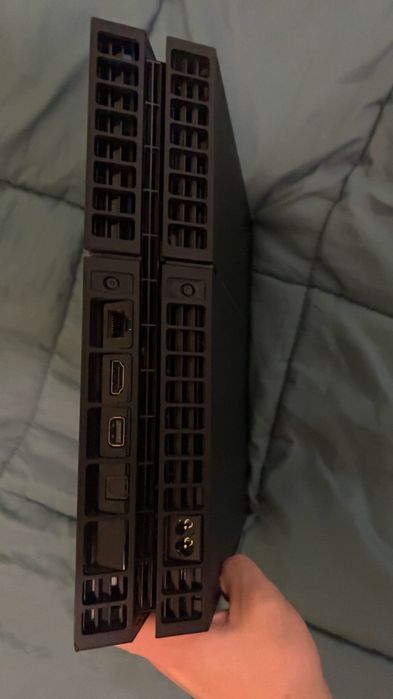 Плейстейшън 4 в отлично състояние