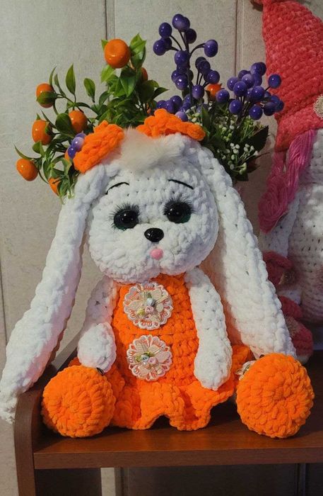 На изображении представлены мягкие вязаные игрушки ручной работы.