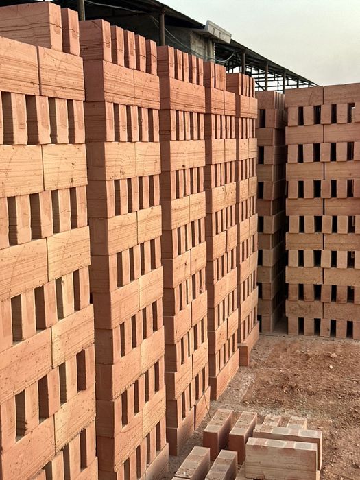 Красный жженый кирпич