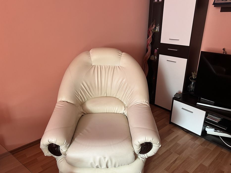 Canapea din piele ecologică + 2 fotolii + măsuță – stare foarte bună