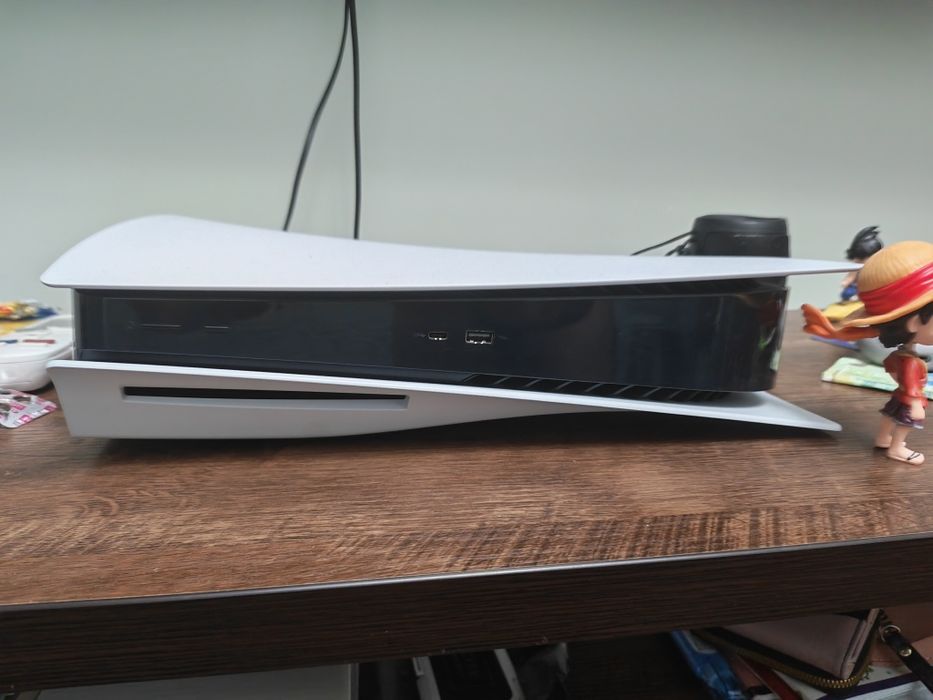 Playstation 5 с одим джостиком в отличном состоянии