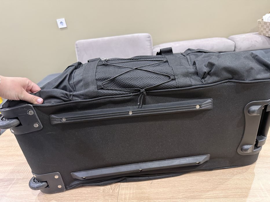 Голям черен сак на колелца