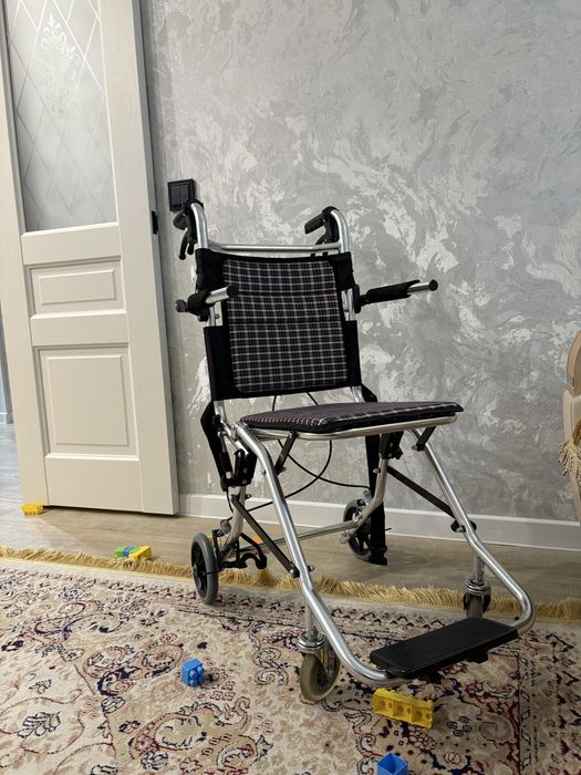 Удобная легкая коляска