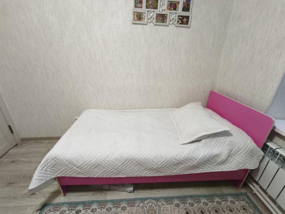 Продам кровать односпалка розового цвета в хорошем состоянии