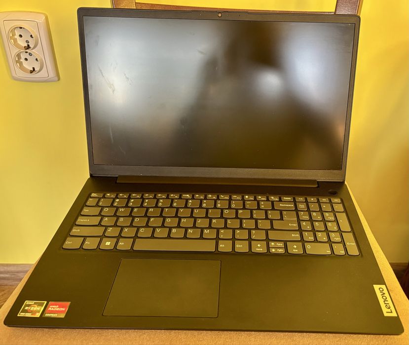 Лаптоп Lenovo V15