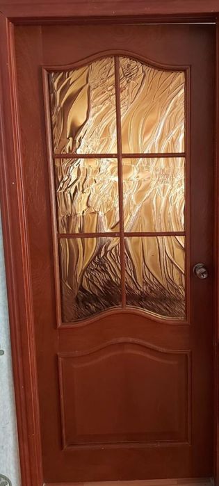Продам НЕДОРОГО межкомнатную  дверь,со стёклами,ручками.Цена  5000 тг