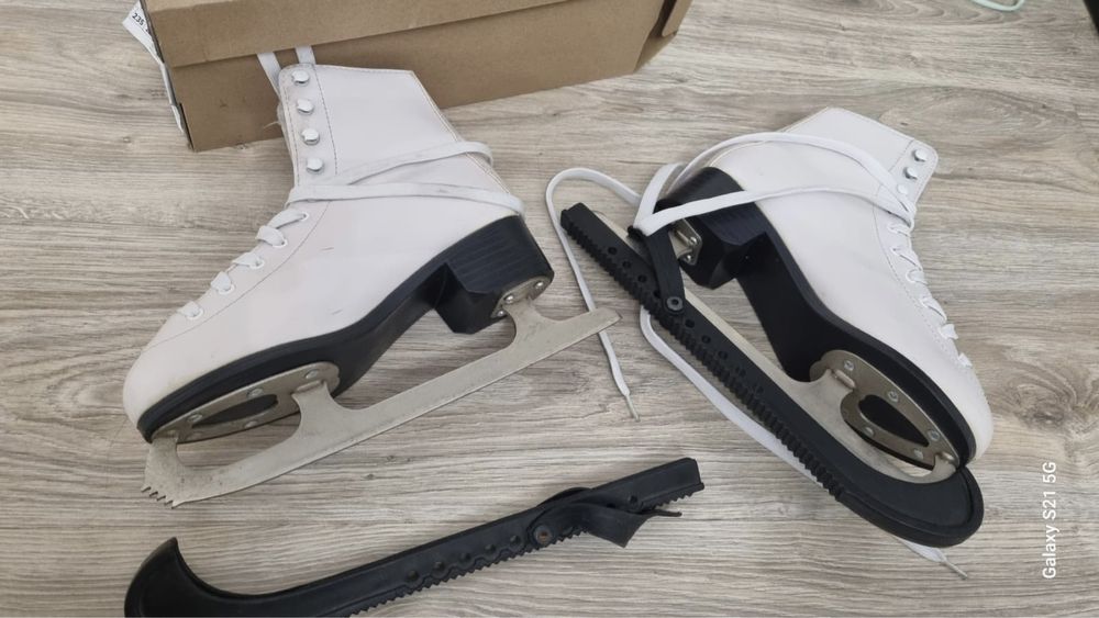 Продам женские коньки