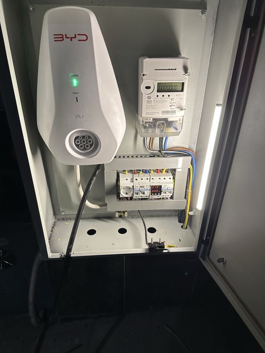 Quyosh paneli elektr avtola zaratchik Elektirik hizmatlari prafesonal